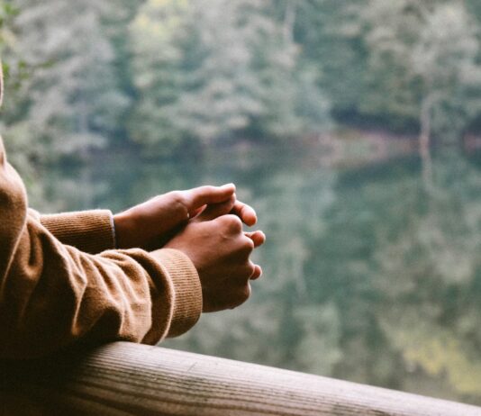 직장인 건강, 작은 습관 변화가 큰 차이를 만든다 tilt-shift photography of person in brown jacket