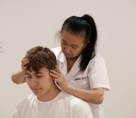 대체요법, 현대인의 건강을 위한 새로운 선택지로 주목받다 A man getting his hair cut by a woman