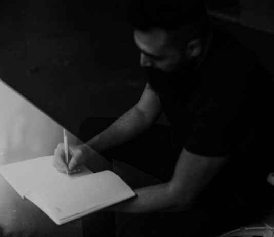 “마음도 근육처럼, 관리가 필요해요”… MZ세대가 주도하는 정신건강 셀프케어 열풍 man in black t-shirt writing on white paper