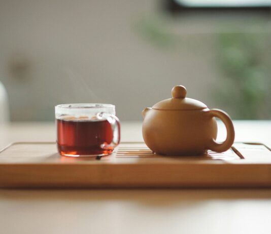 일상 속에서 더 건강하게…웰니스 문화, ‘작지만 확실한 변화’ 열풍 clear glass cup with tea near brown ceramic teapot