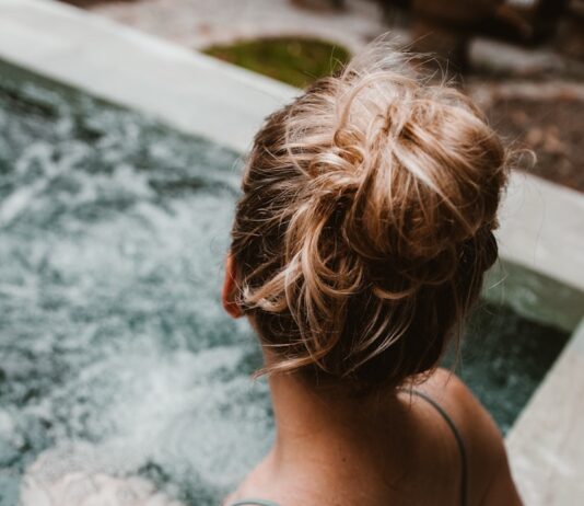 나만의 속도로 즐기는 웰니스, 일상에서 실천하는 건강 문화 woman in hot tub