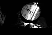 수면 리듬이 깨졌을 때 우리 몸이 보내는 신호들 grayscale photography of analog clock