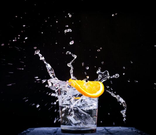 ‘마시기만 해도 건강해진다?’ 수분 섭취 트렌드와 실천 팁 splash of water in drinking glass with sliced lemon