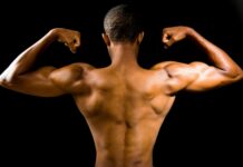 “가벼운 무게로 만드는 강한 몸”… 근육의 질을 높이는 ‘슬로우 트레이닝’ topless man with black background