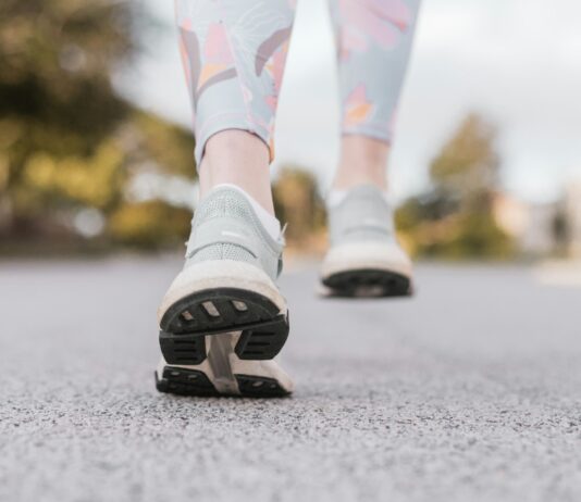 ‘마이크로 워킹’ 열풍, 작은 움직임이 일상 건강을 바꾼다 person in white and black nike shoes