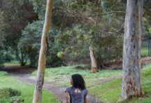 “마음도 운동이 필요해요” – 현대인이 실천할 수 있는 정신건강 새 트렌드 a woman is walking down a path in the woods