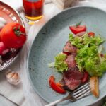 한 그릇 식사가 대세… 건강을 챙기는 생활 식단법 meat with sliced vegetables on plate