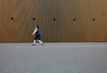 일상 속에 스며드는 웰니스 문화, 건강 트렌드와 실천법 woman in uniform walkin on gray concrete pavement during daytime