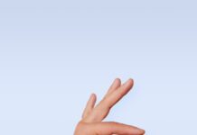 “내 몸에 맞는 영양, 내일을 위한 작은 변화…보충제 똑똑하게 활용하기” A person's hand with a ring on it