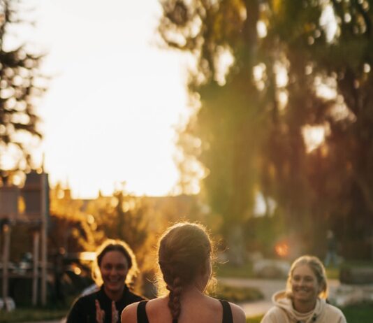 여성 건강관리, ‘마음 챙김’과 ‘소소한 습관’이 변화 이끈다 a group of people sitting on top of a lush green field