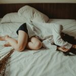 “만성피로, 신체 리듬을 바로잡는 ‘작은 변화’가 해답” woman lying on bed
