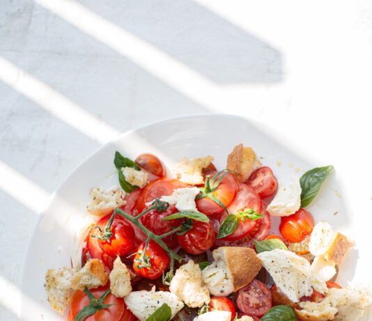식단, 작지만 꾸준한 변화가 건강을 만든다 sliced tomato and green leaf vegetable on white ceramic plate