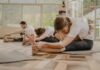 집에서도 즐기는 필라테스, 건강한 몸과 마음 만드는 생활 습관으로 주목 a group of people doing yoga in a room