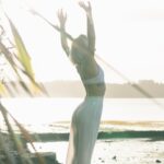 일상 속에서 찾는 ‘웰니스 문화’, 건강한 삶을 위한 실천법 woman standing near body of water