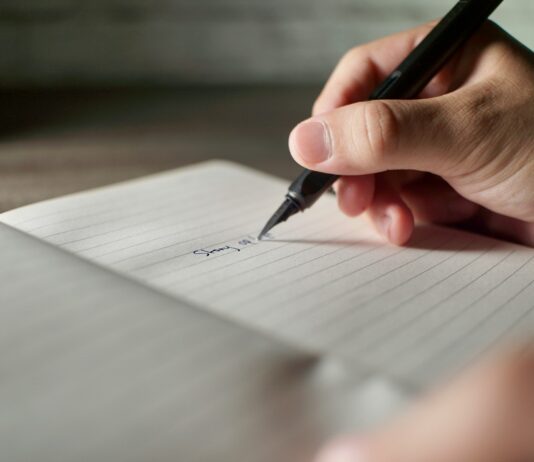 스트레스, 스마트하게 다스리기… 일상 속 실천법에 주목 a person writing on a piece of paper with a pen