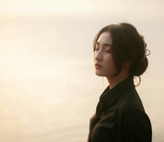 “숨 고르기부터 산책까지”…일상 속 정신건강 지키는 새로운 실천법 woman in black and gray jacket